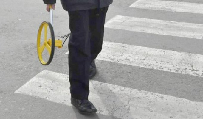 Tânăr de 22 de ani, lovit de o maşină pe trecerea de pietoni